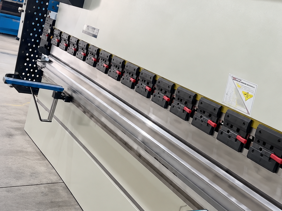 Máquina de dobra CNC em operação